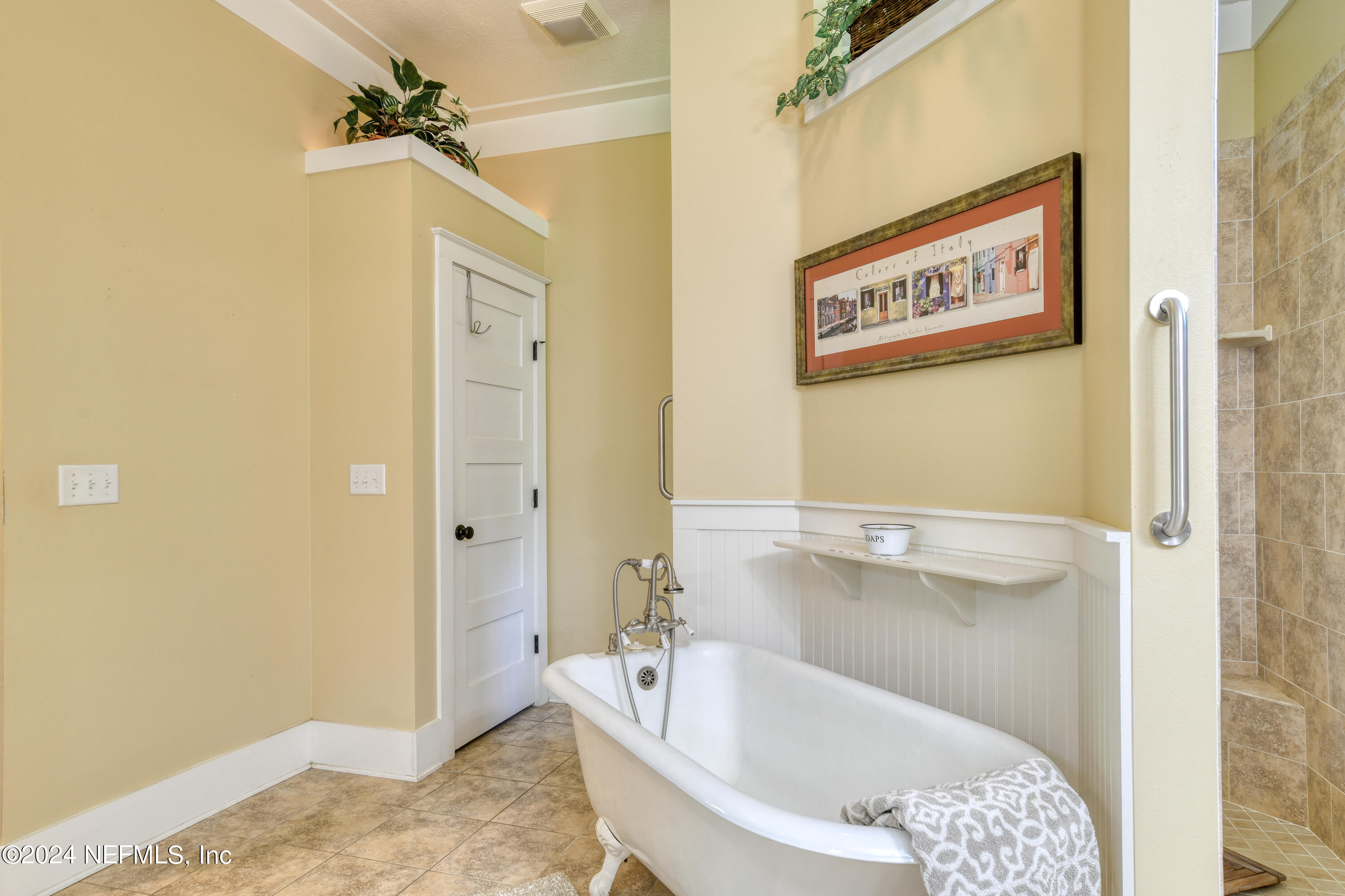 560 Clifton Road Crescent City, FL 32112 - Photo 46 of 73 a bathroom with a bathtub and a shower