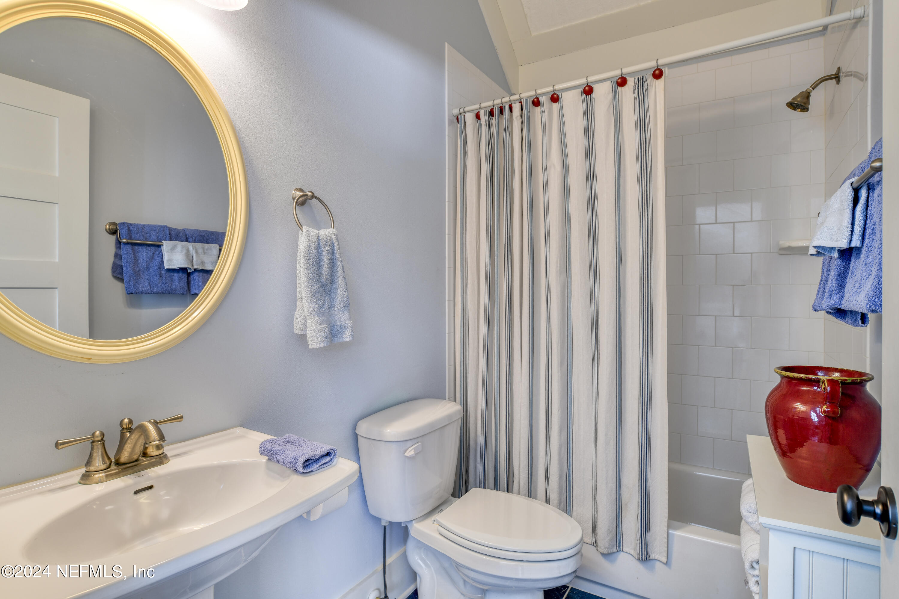 560 Clifton Road Crescent City, FL 32112 - Photo 57 of 73 a bathroom with a sink a toilet and a mirror