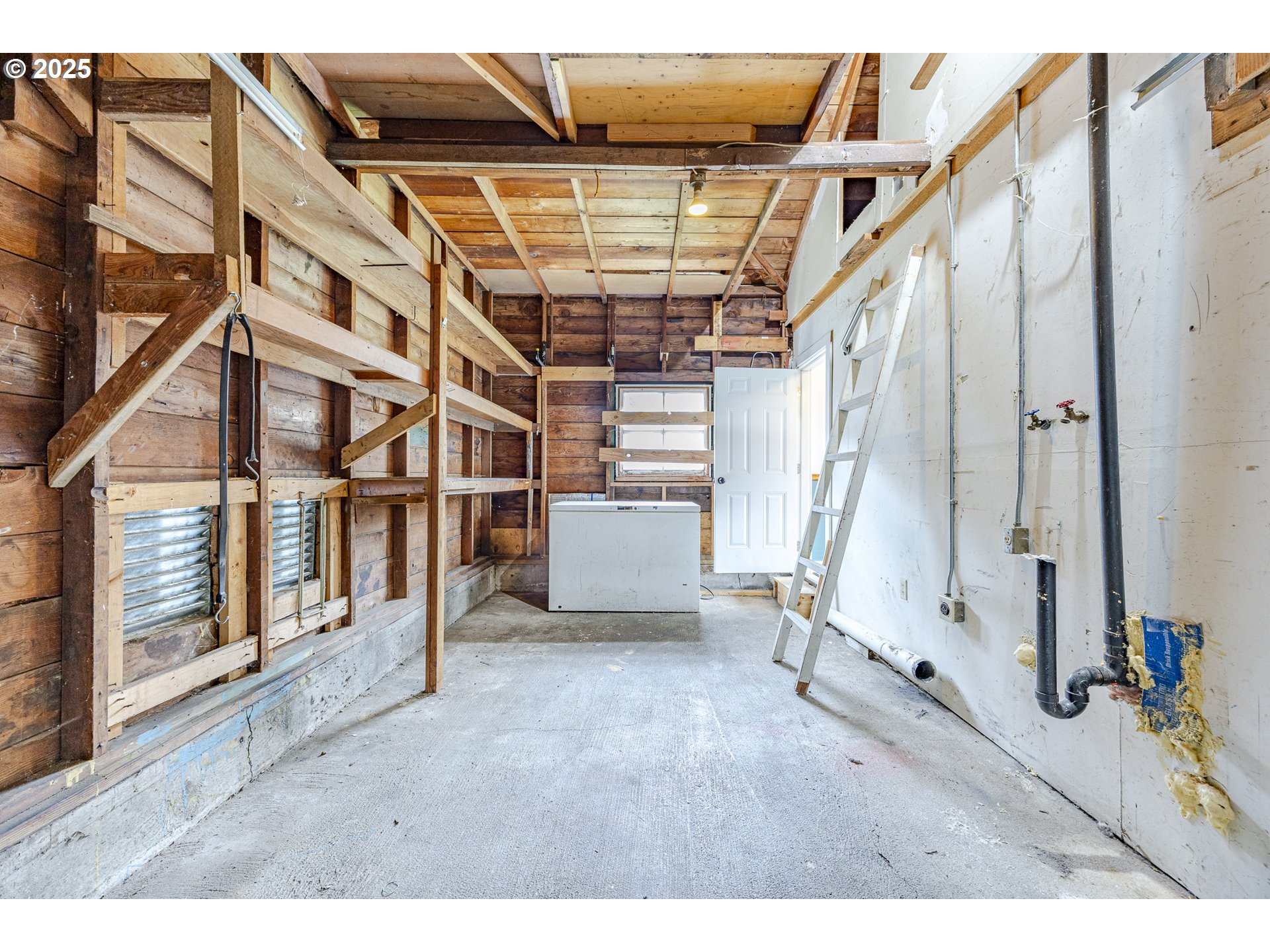 3797 Kincaid Street Eugene, OR 97405 - Photo 35 of 37 a view of entryway with a front door