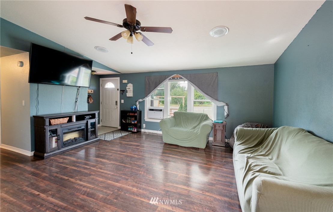 6565 Old Guide Road Bellingham, WA 98226 - Photo 13 of 27 a living room with furniture
