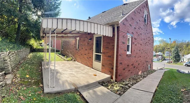 a view of a house with backyard