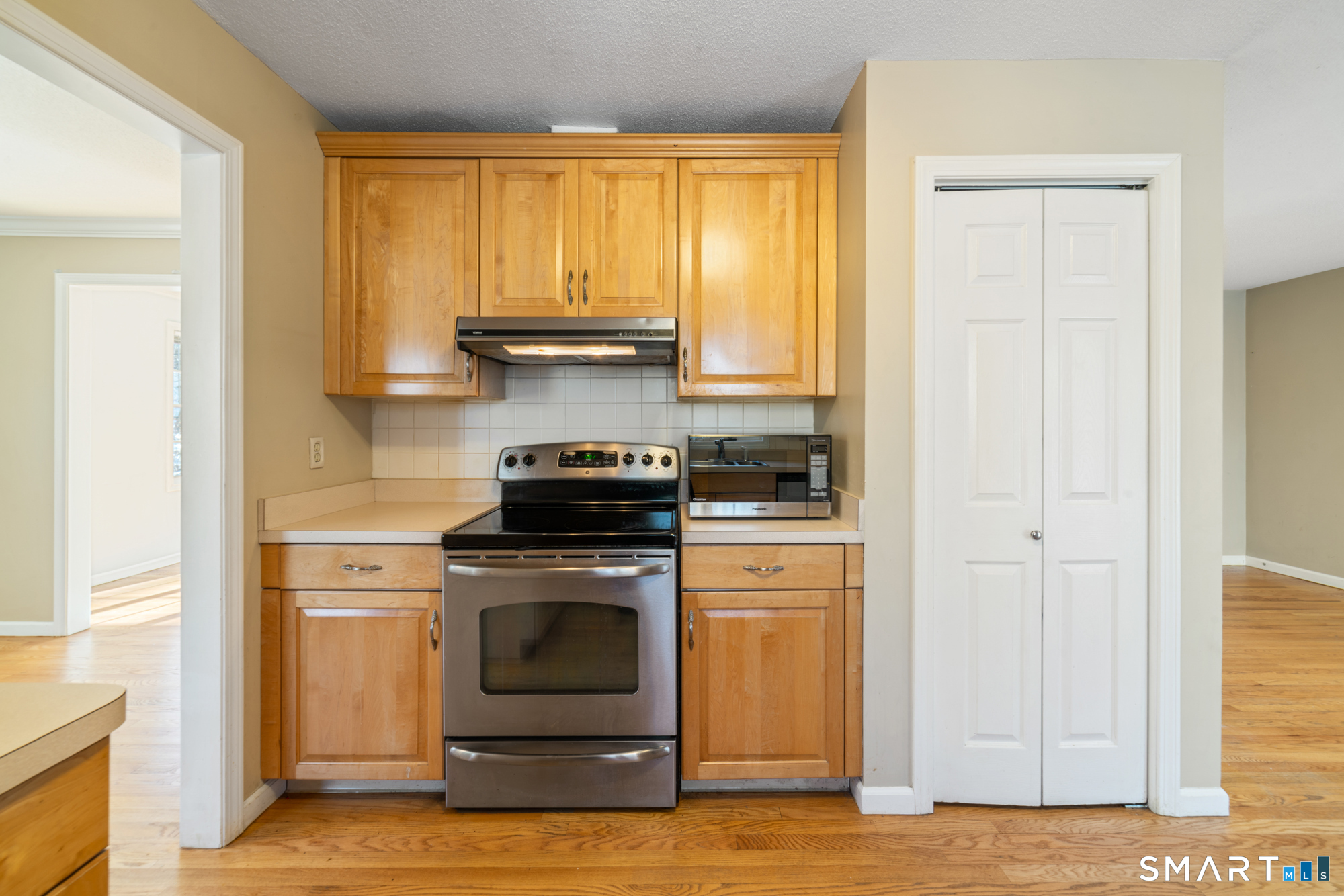165 Garrigus Court Wolcott, CT 06716 - Photo 11 of 40 a kitchen with a stove and a microwave