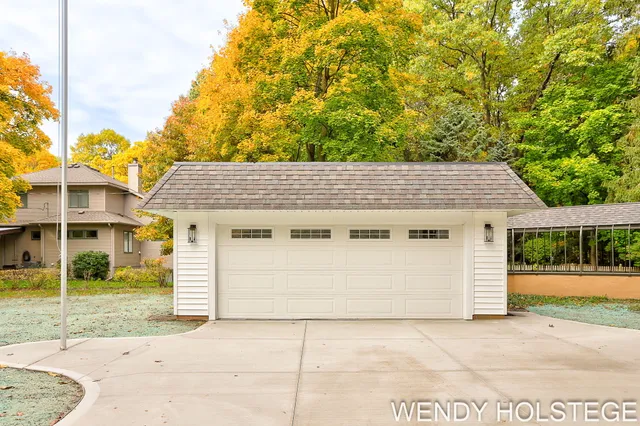 $899,900 | 713 North Shore Drive, Holland, MI 49424