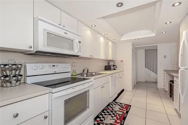 $3,300 | 2304 Northeast 7th Street, Unit 27, Hallandale Beach, FL 33009