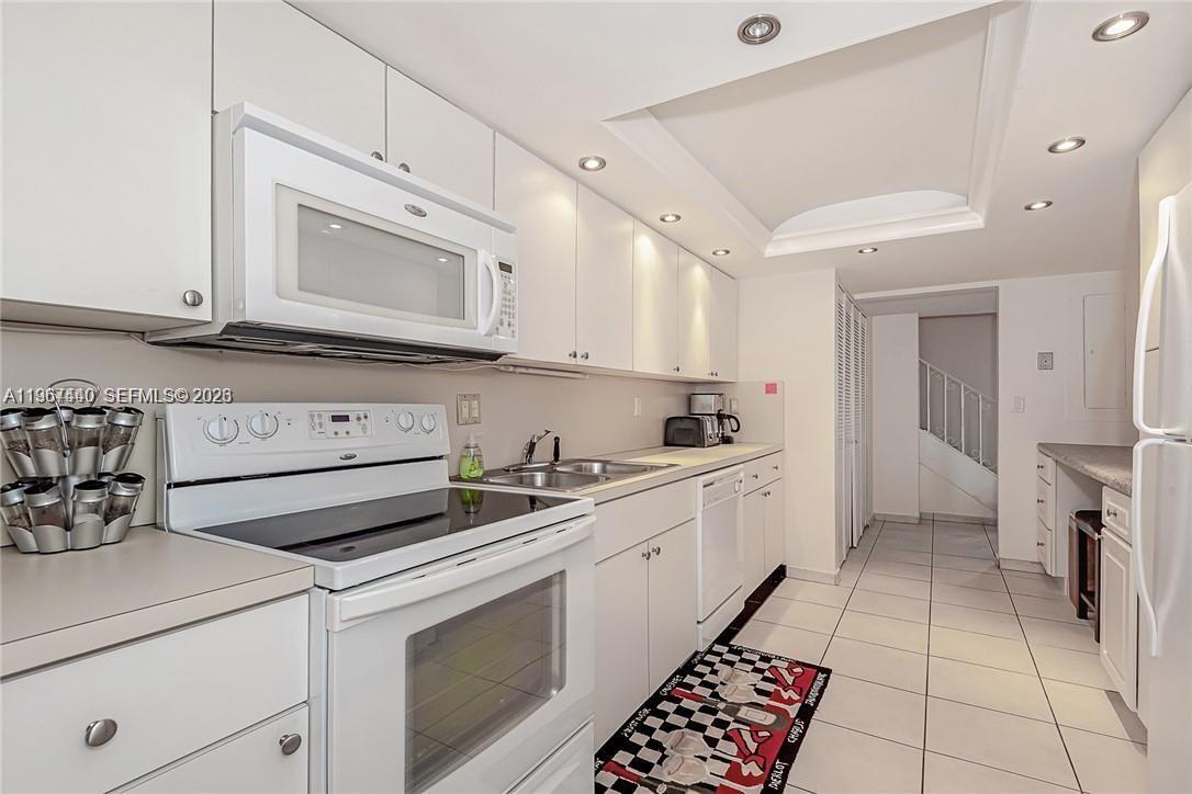 2304 Northeast 7th Street, Unit 27 Hallandale Beach, FL 33009 - Photo 4 of 8