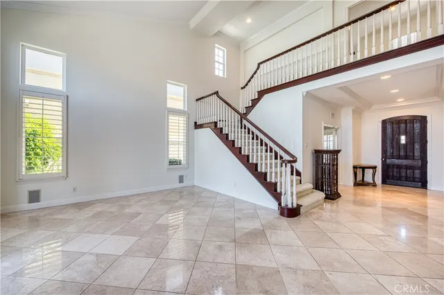 a view of an entryway with a livingroom