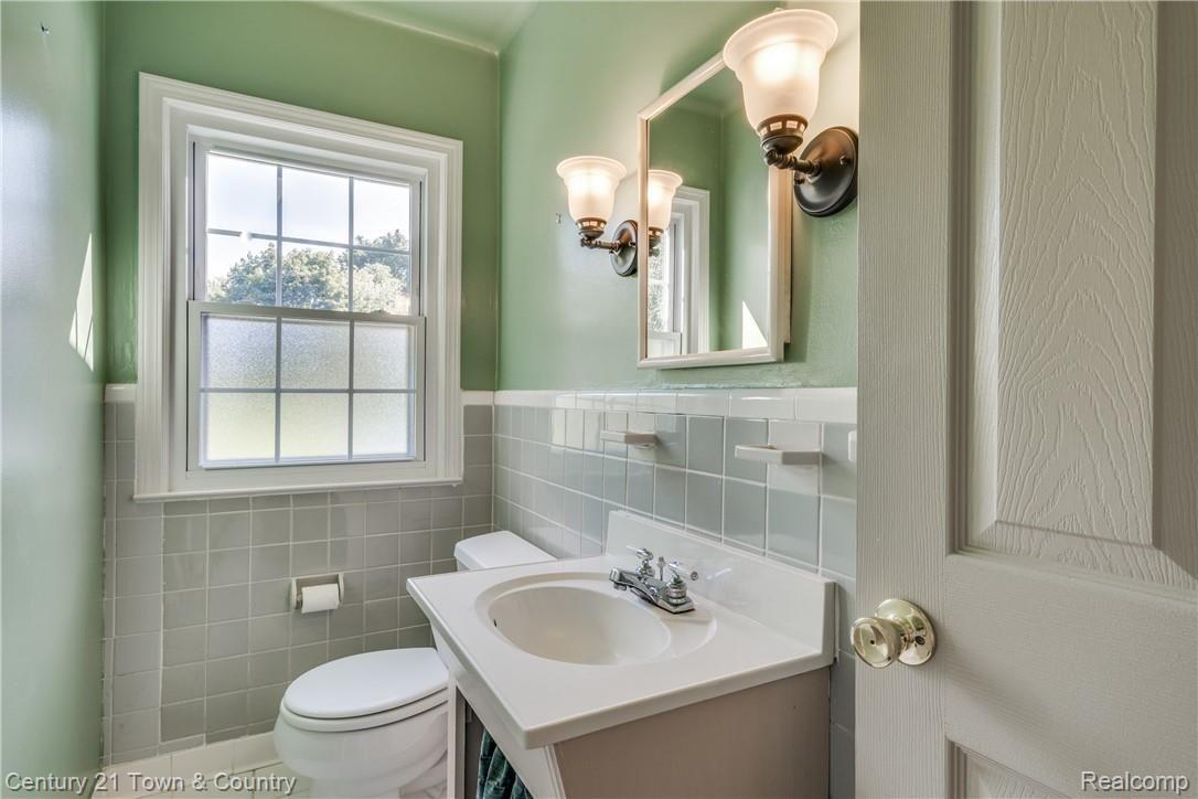 4100 Beach Road Troy, MI 48098 - Photo 27 of 54 Half Bath 2.jpg
