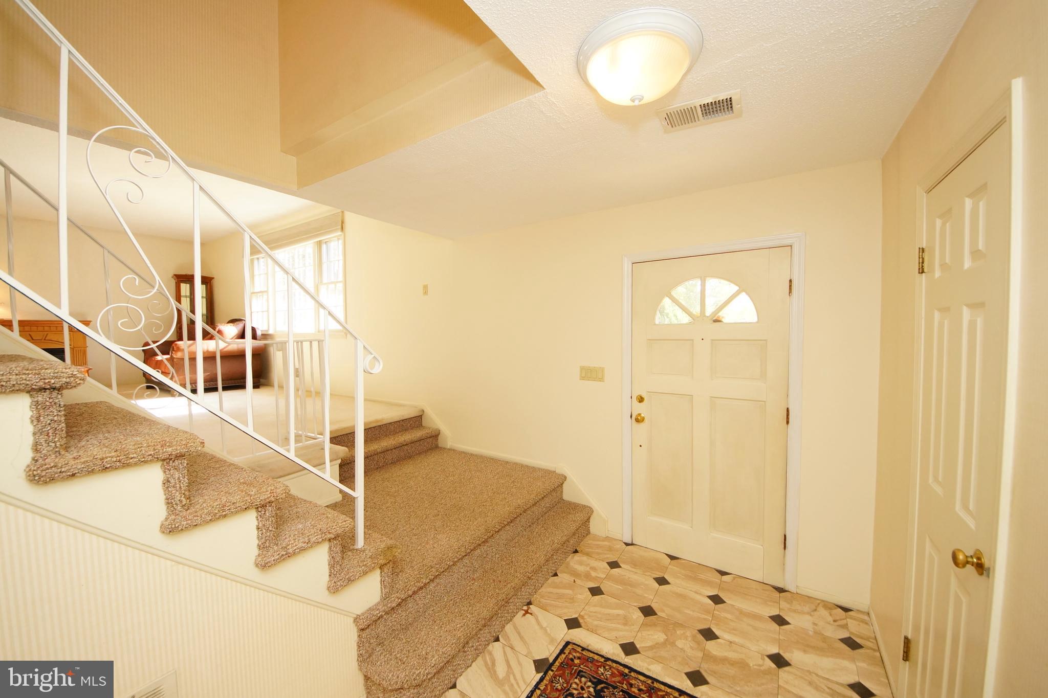 8 Randi Way Titusville, NJ 08560 - Photo 4 of 39 Entry Hall