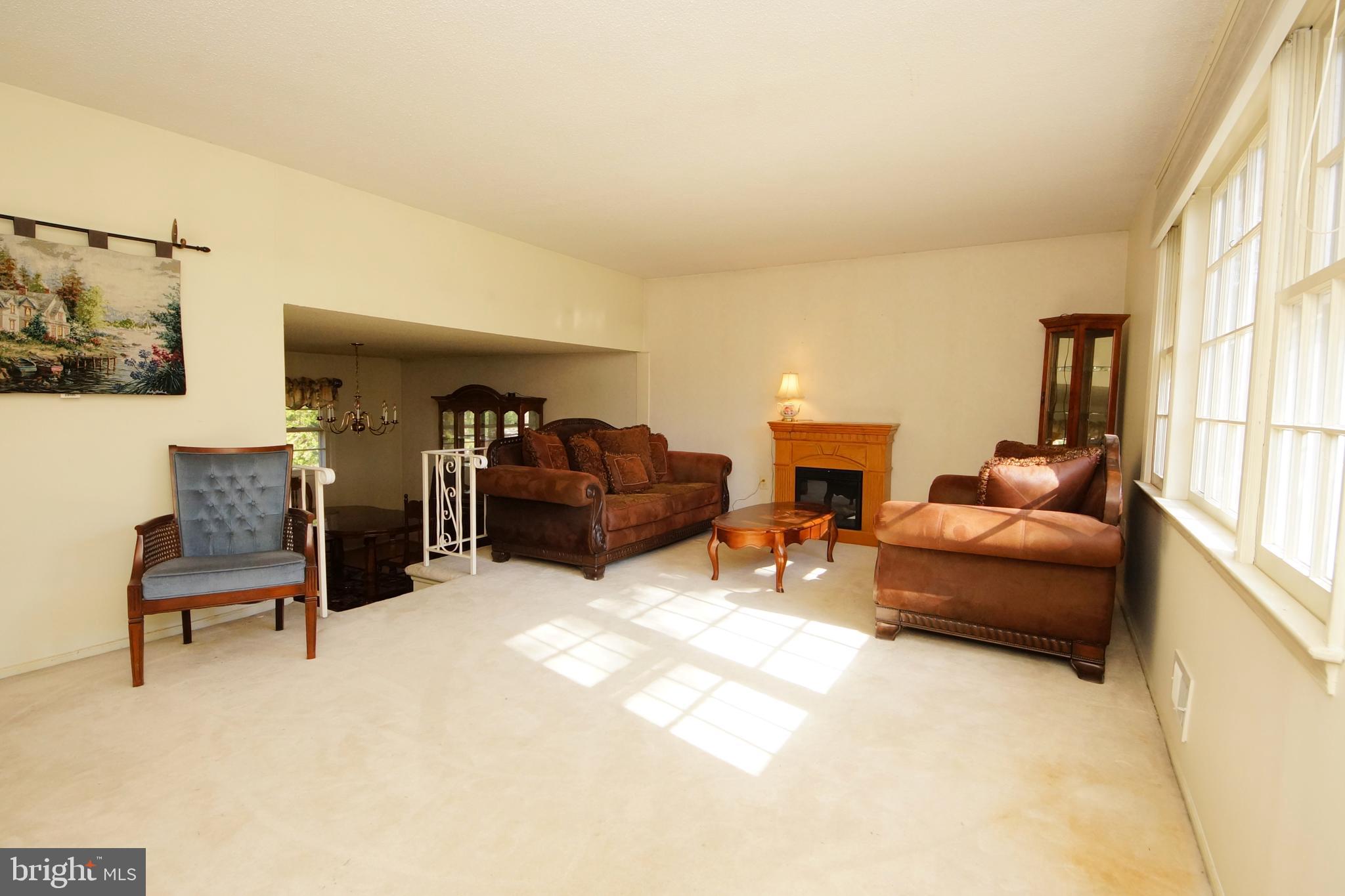 8 Randi Way Titusville, NJ 08560 - Photo 5 of 39 Living Room