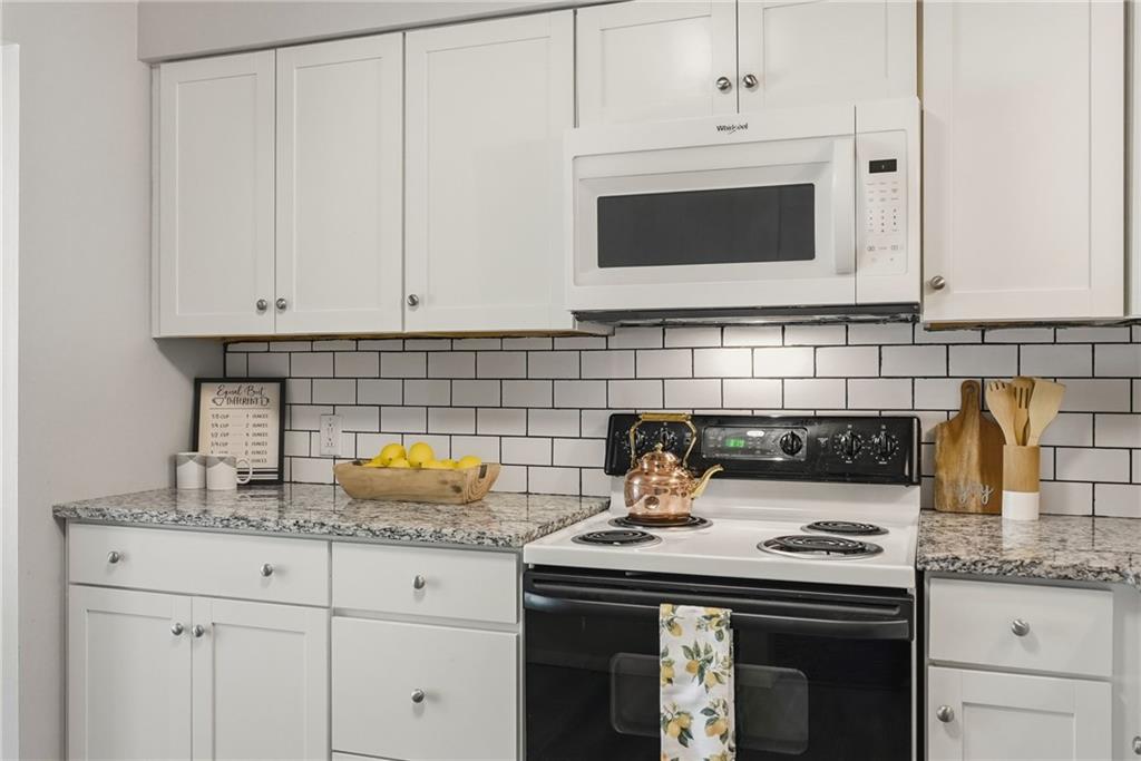 551 Sloop Road, Unit 67 Pittsburgh, PA 15237 - Photo 22 of 39 Timeless white shaker cabinets.