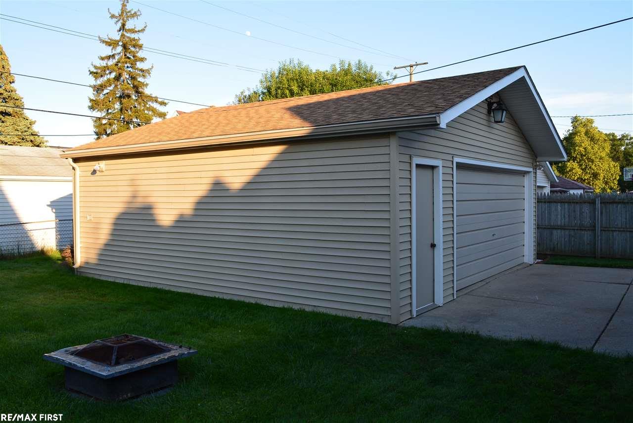 22348 Hayes Avenue Eastpointe, MI 48021 - Photo 35 of 39 31324551-34.JPG
