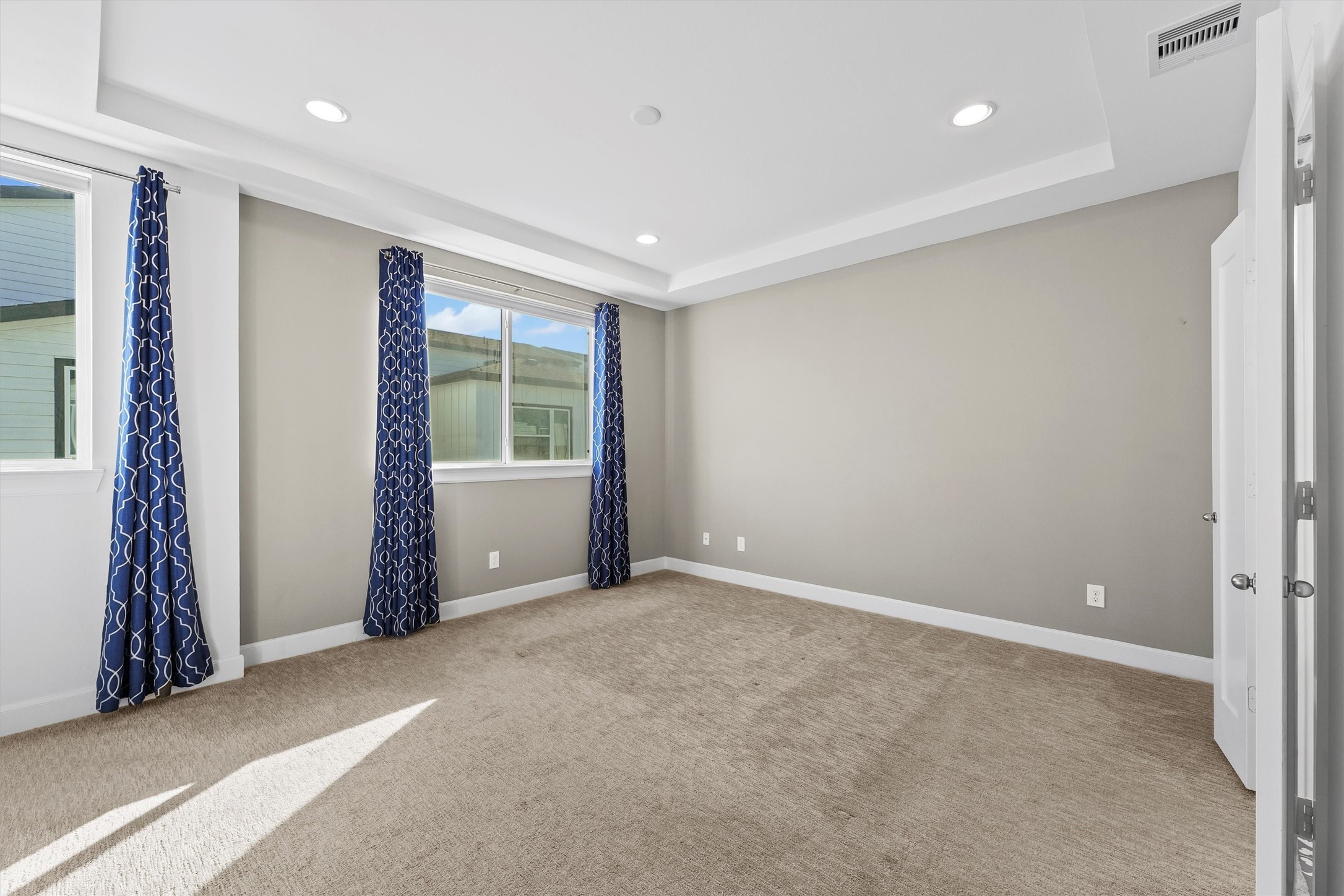 1050 Timbergrove Yards Lane Houston, TX 77008 - Photo 16 of 33 a view of an empty room with a window