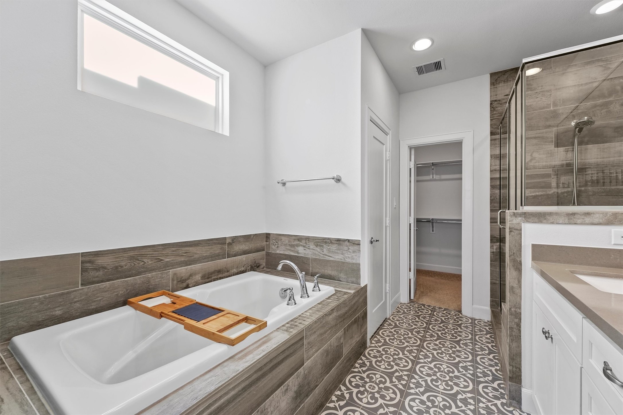 1050 Timbergrove Yards Lane Houston, TX 77008 - Photo 19 of 33 a bathroom with a tub and shower