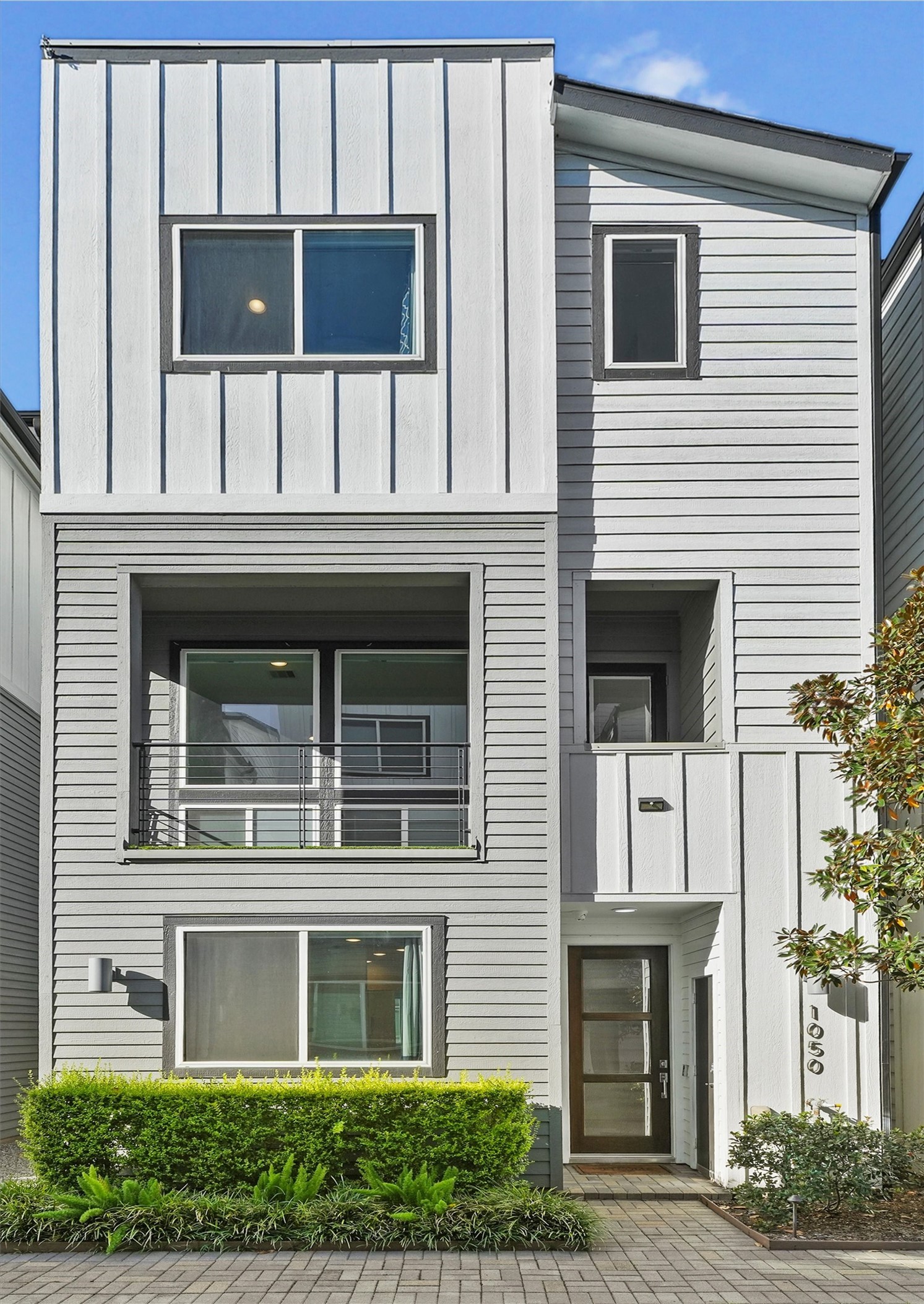 1050 Timbergrove Yards Lane Houston, TX 77008 - Photo 2 of 33 a building with a window and balcony