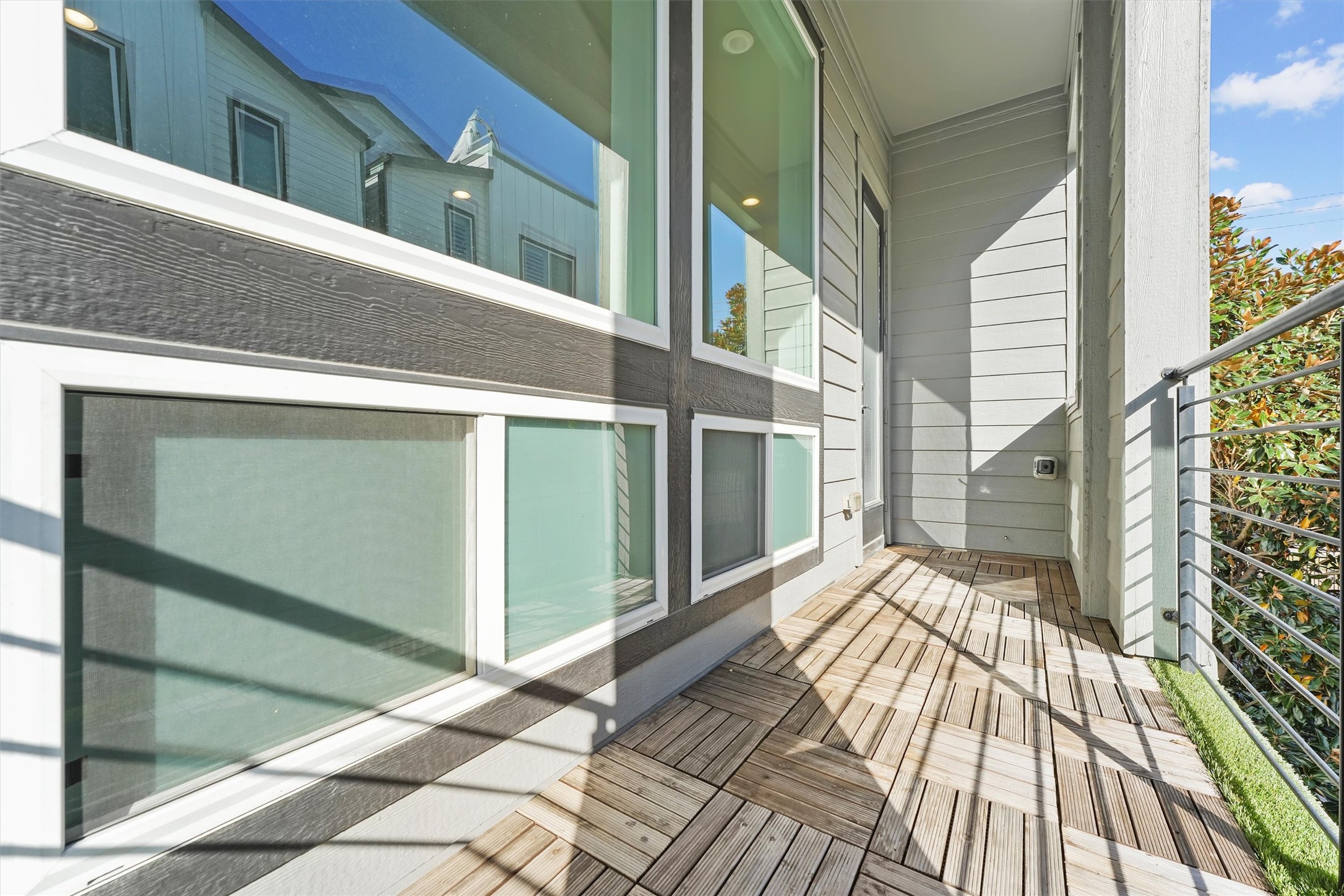 1050 Timbergrove Yards Lane Houston, TX 77008 - Photo 24 of 33 a view of a house with a balcony