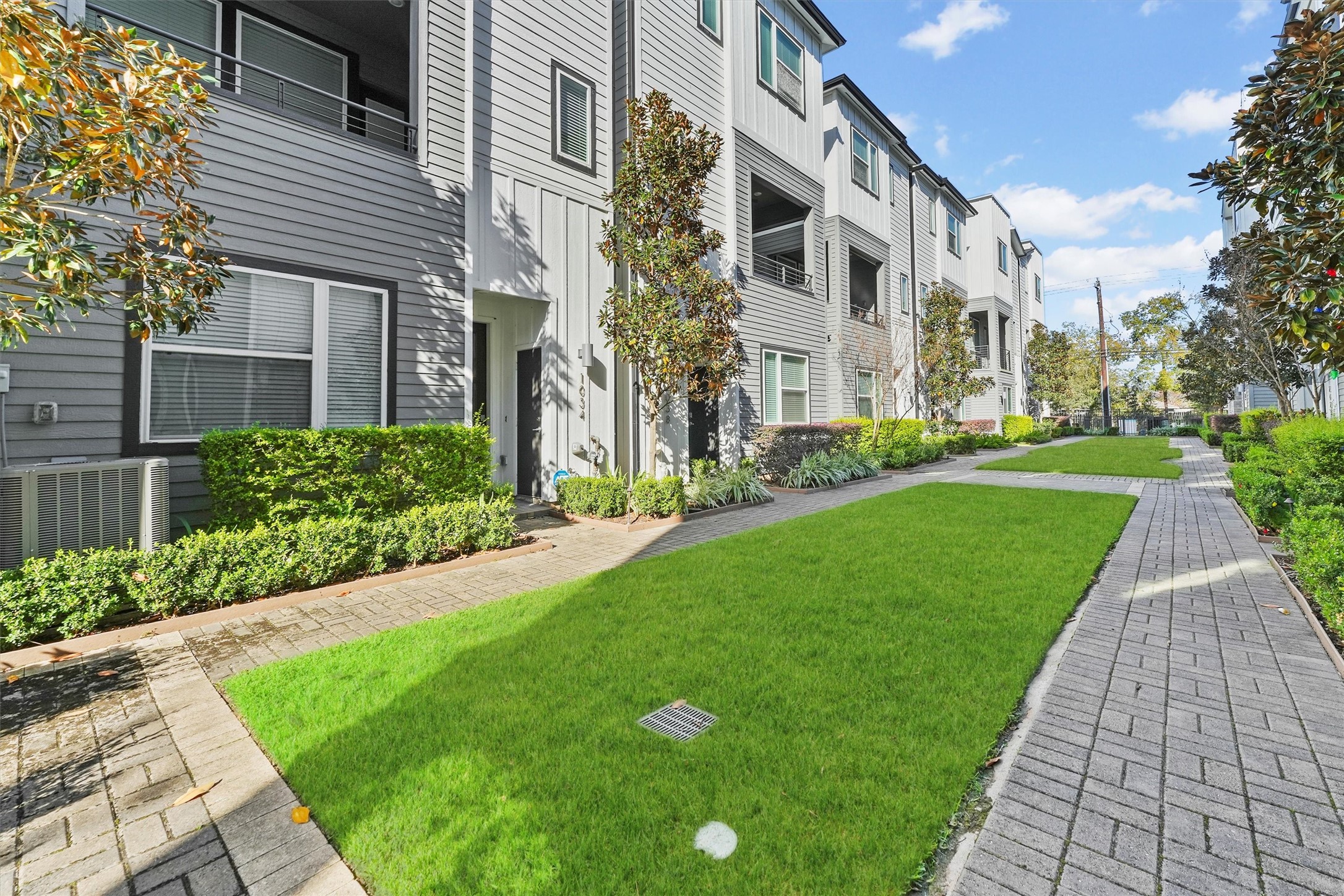 1050 Timbergrove Yards Lane Houston, TX 77008 - Photo 27 of 33 a view of a building with a yard