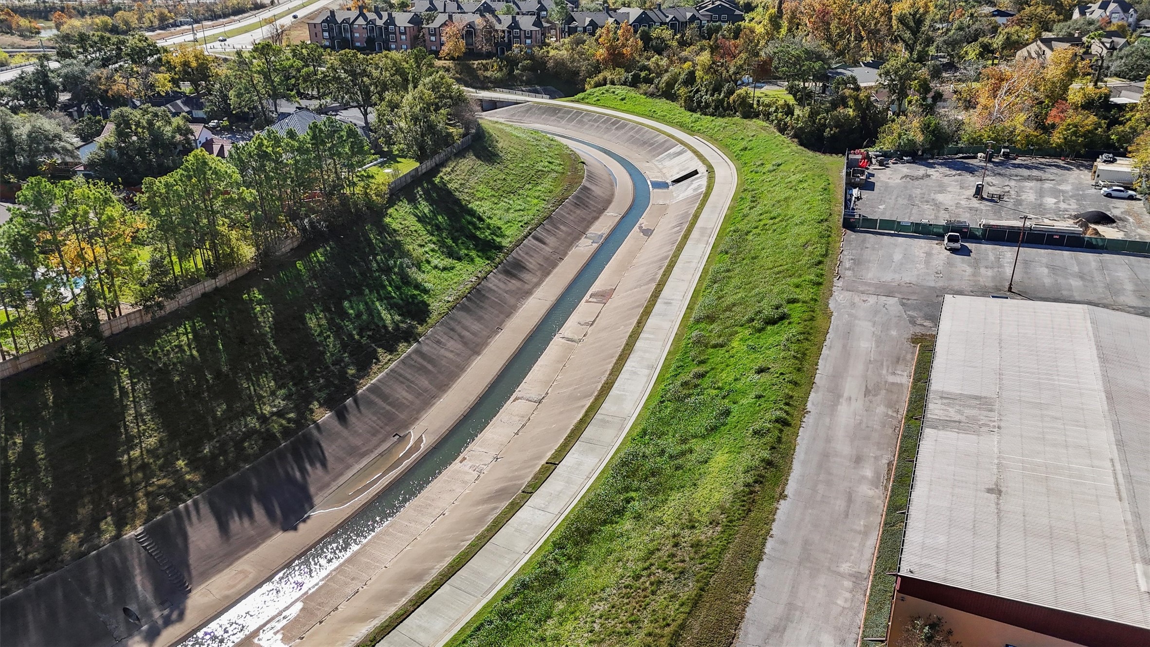 1050 Timbergrove Yards Lane Houston, TX 77008 - Photo 31 of 33 a view of a yard with potted plants