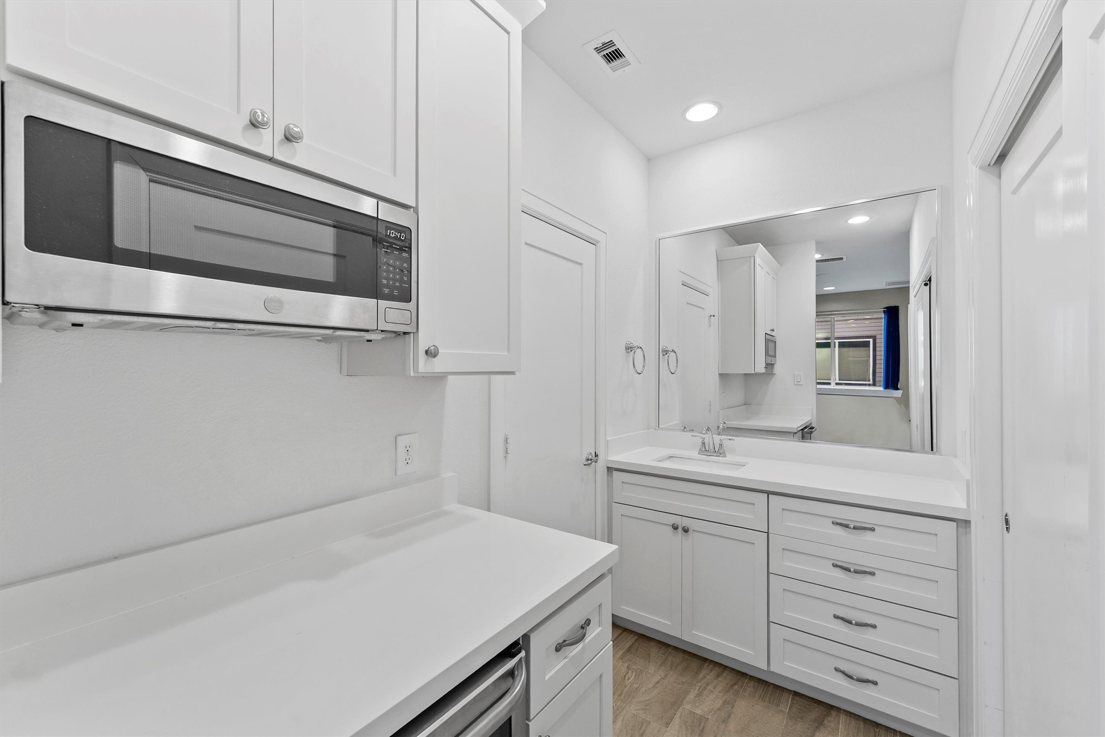 1050 Timbergrove Yards Lane Houston, TX 77008 - Photo 6 of 33 a kitchen with a sink and cabinets