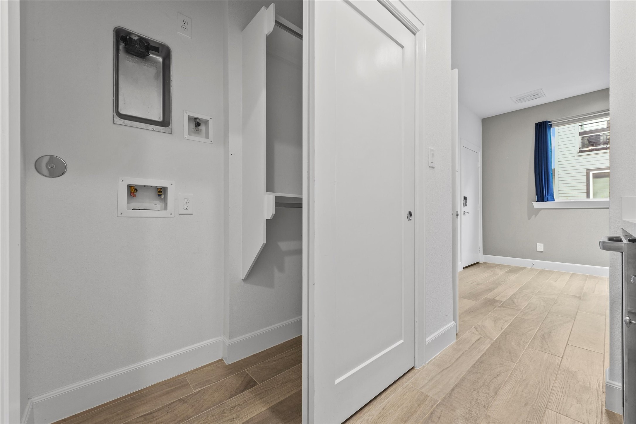 1050 Timbergrove Yards Lane Houston, TX 77008 - Photo 7 of 33 a view of a hallway with wooden floor and entryway