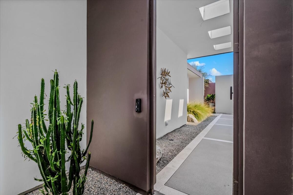 71466 San Gorgonio Road Rancho Mirage, CA 92270 - Photo 79 of 81 a view of a hallway with wooden floor