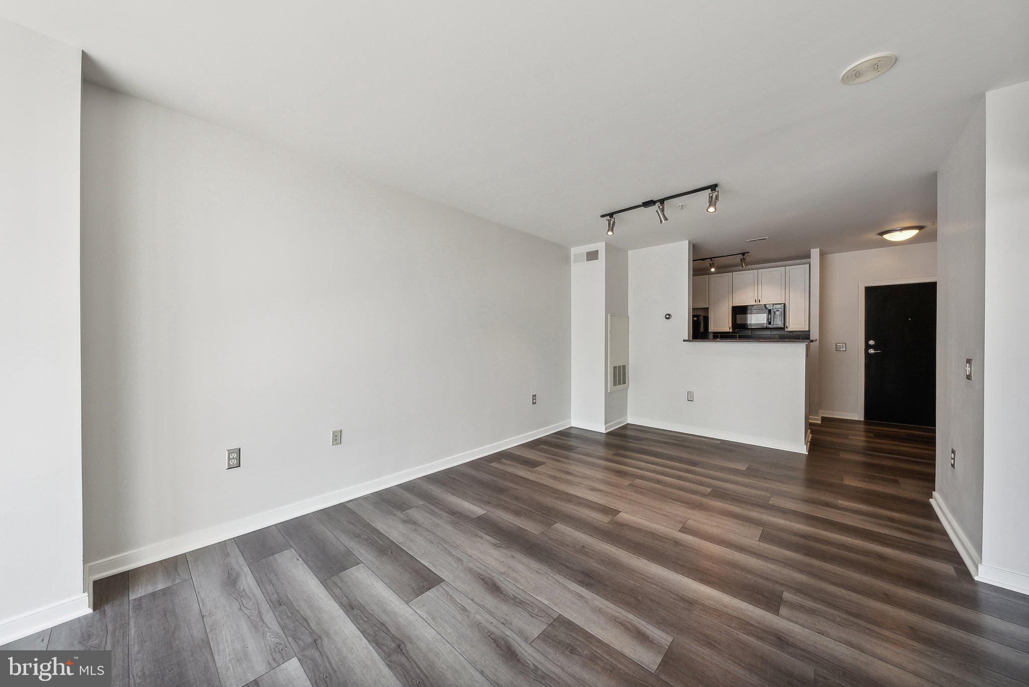 851 North Glebe Road, Unit 2008 Arlington, VA 22203 - Photo 6 of 37 Spacious, modern living area awaits you.