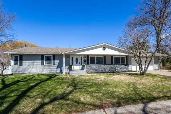 $400,000 | 6 Sunset Circle, Bettendorf, IA 52722