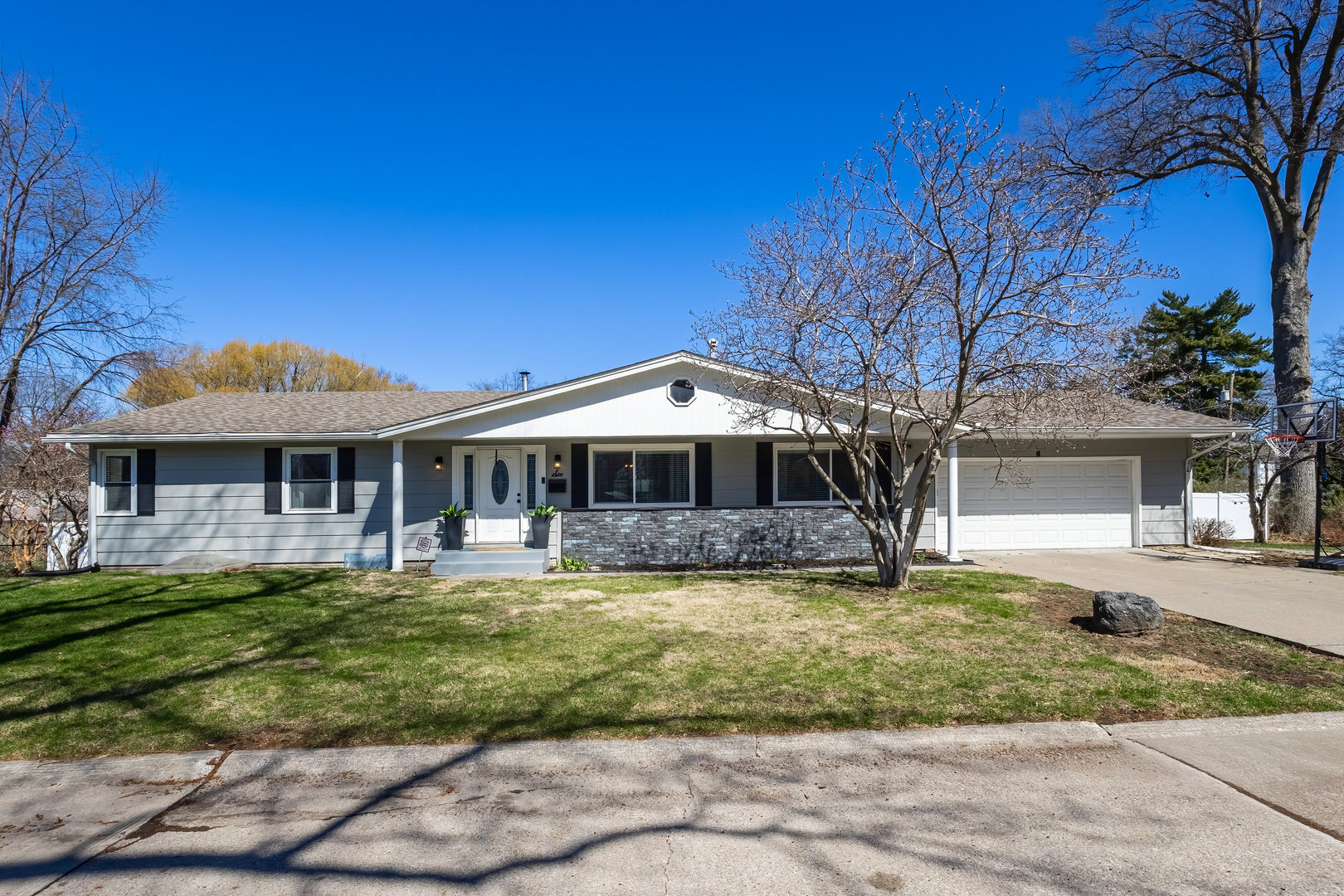 6 Sunset Circle Bettendorf, IA 52722 - Photo 2 of 43