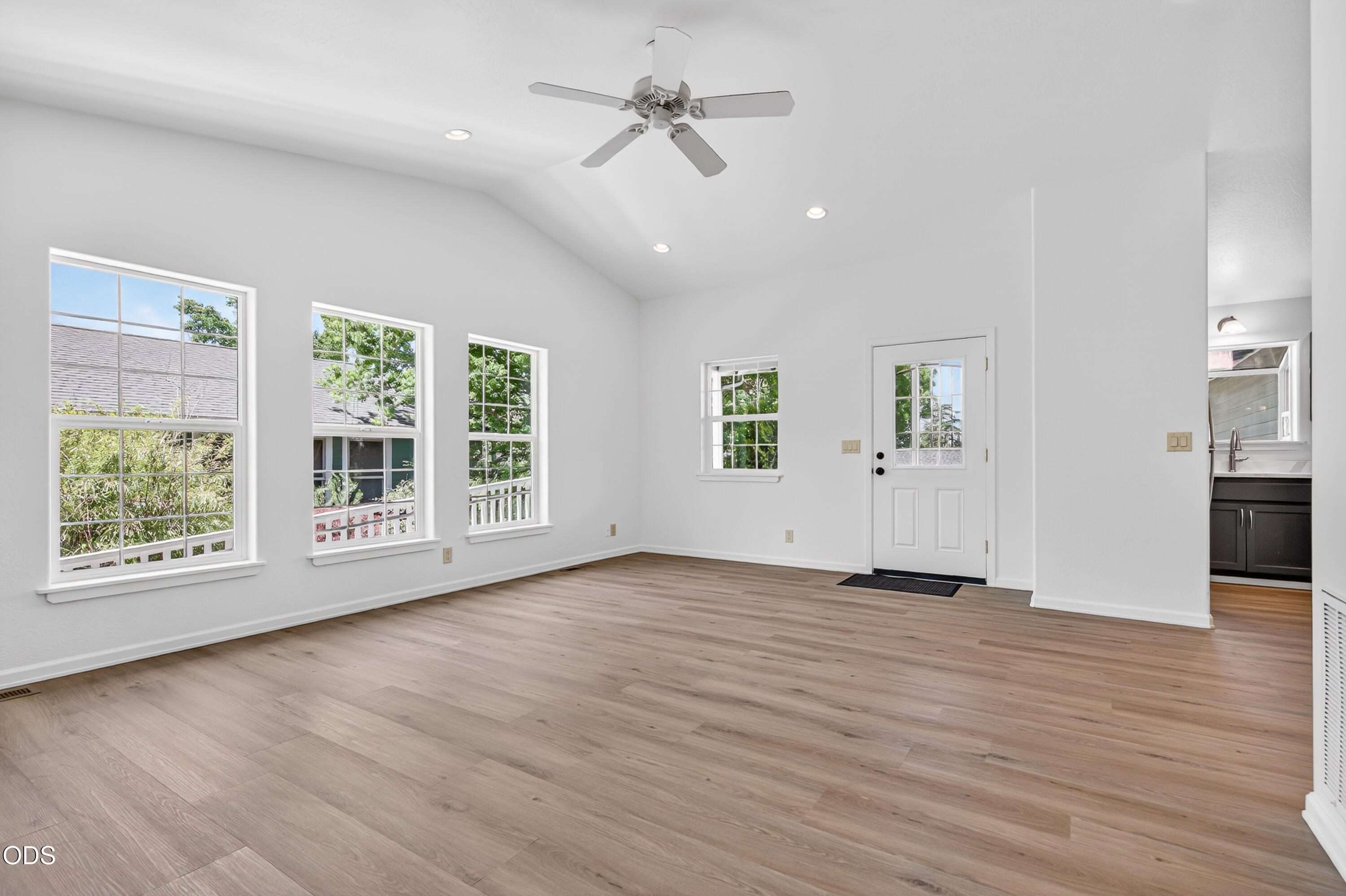 502 South B Street Phoenix, OR 97535 - Photo 4 of 27