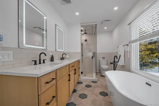 $1,550,000 | 1 A Orchard Farm Road, Port Washington, NY 11050