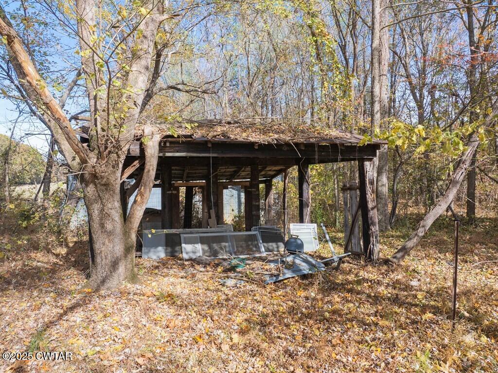 8405 Highway 77 Huntingdon, TN 38344 - Photo 17 of 37 a front view of a house with garden