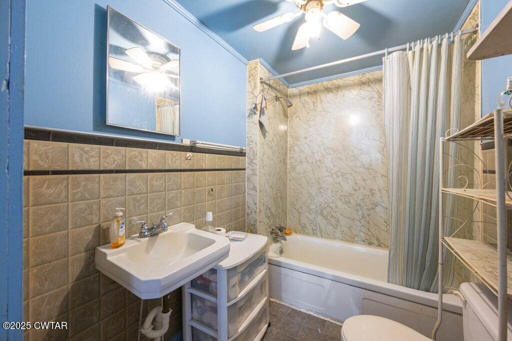 8405 Highway 77 Huntingdon, TN 38344 - Photo 7 of 37 a bathroom with a sink mirror toilet and bathtub