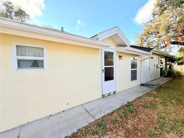 a view of a house with a backyard
