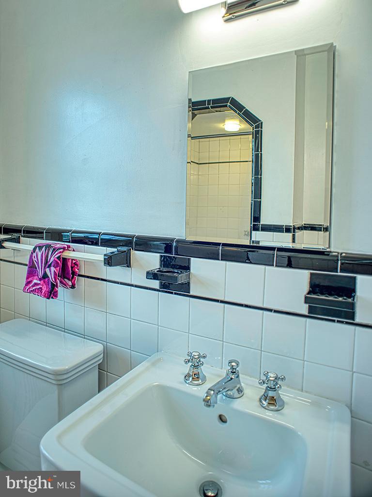 4643 16th Street Northwest, Unit B Washington, DC 20011 - Photo 14 of 24 Primary bath