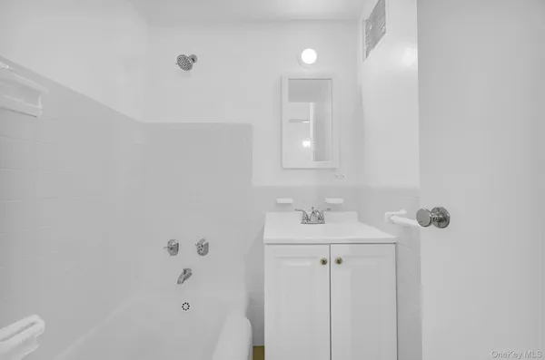 $225,000 | 3 Fordham Hill Ovl, Unit 14F | University Heights