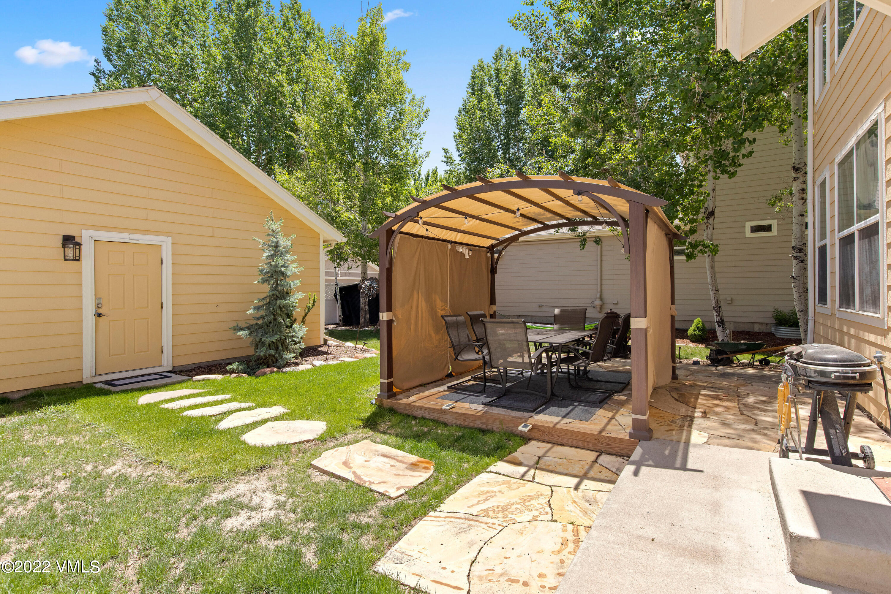 40 Eagle Ranch Road Eagle, CO 81631 - Photo 31 of 38 a backyard of a house with a table and chairs