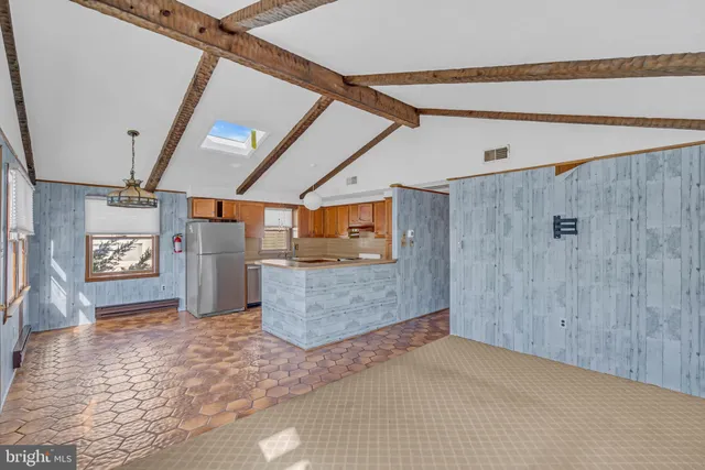 a view of a livingroom with a ceiling fan