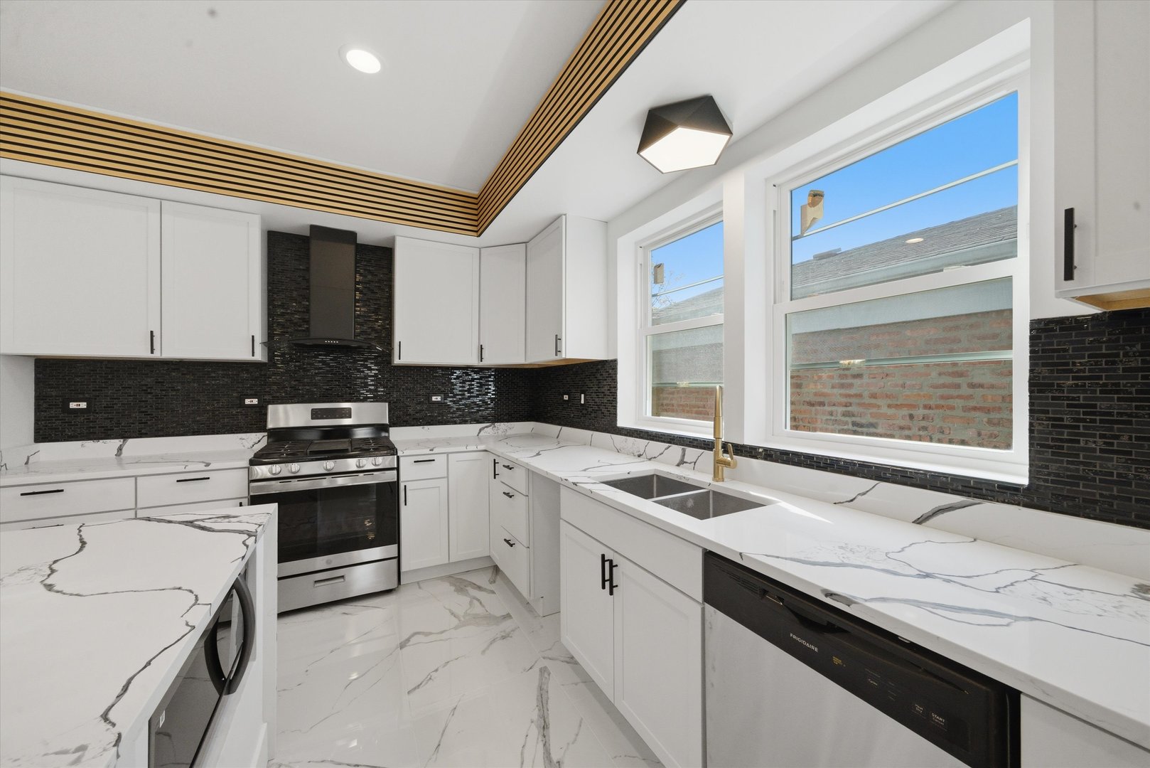 939 North Harding Avenue Chicago, IL 60651 - Photo 8 of 27