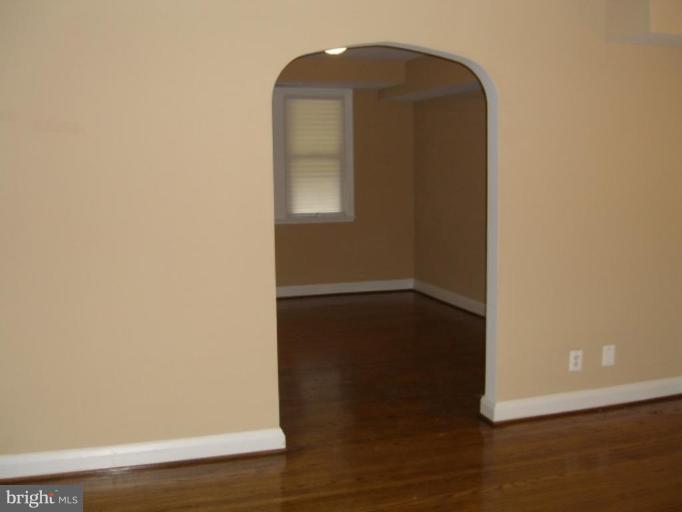 819 Braeside Road Baltimore, MD 21229 - Photo 3 of 17 Living Room #2