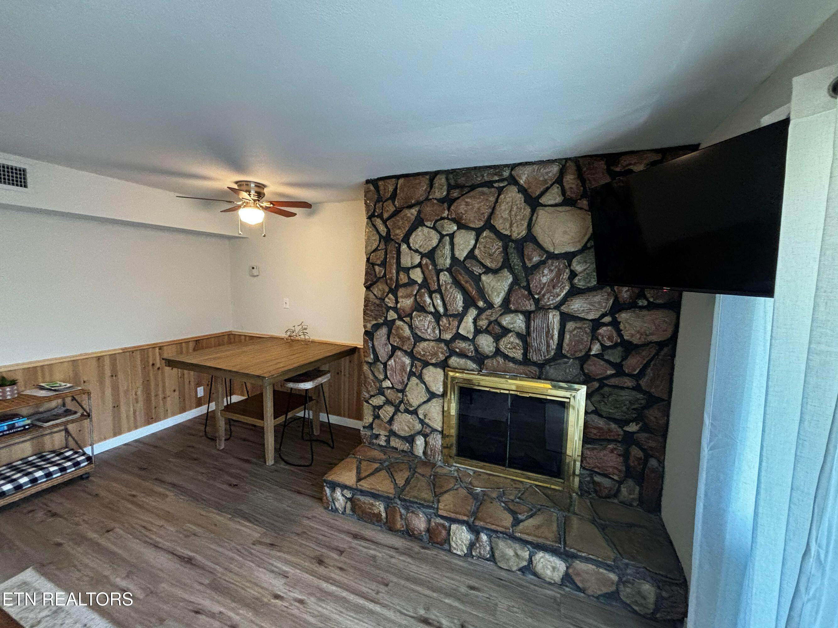 1081 Cove Road, Unit 512 Sevierville, TN 37876 - Photo 6 of 27 Liv room 3