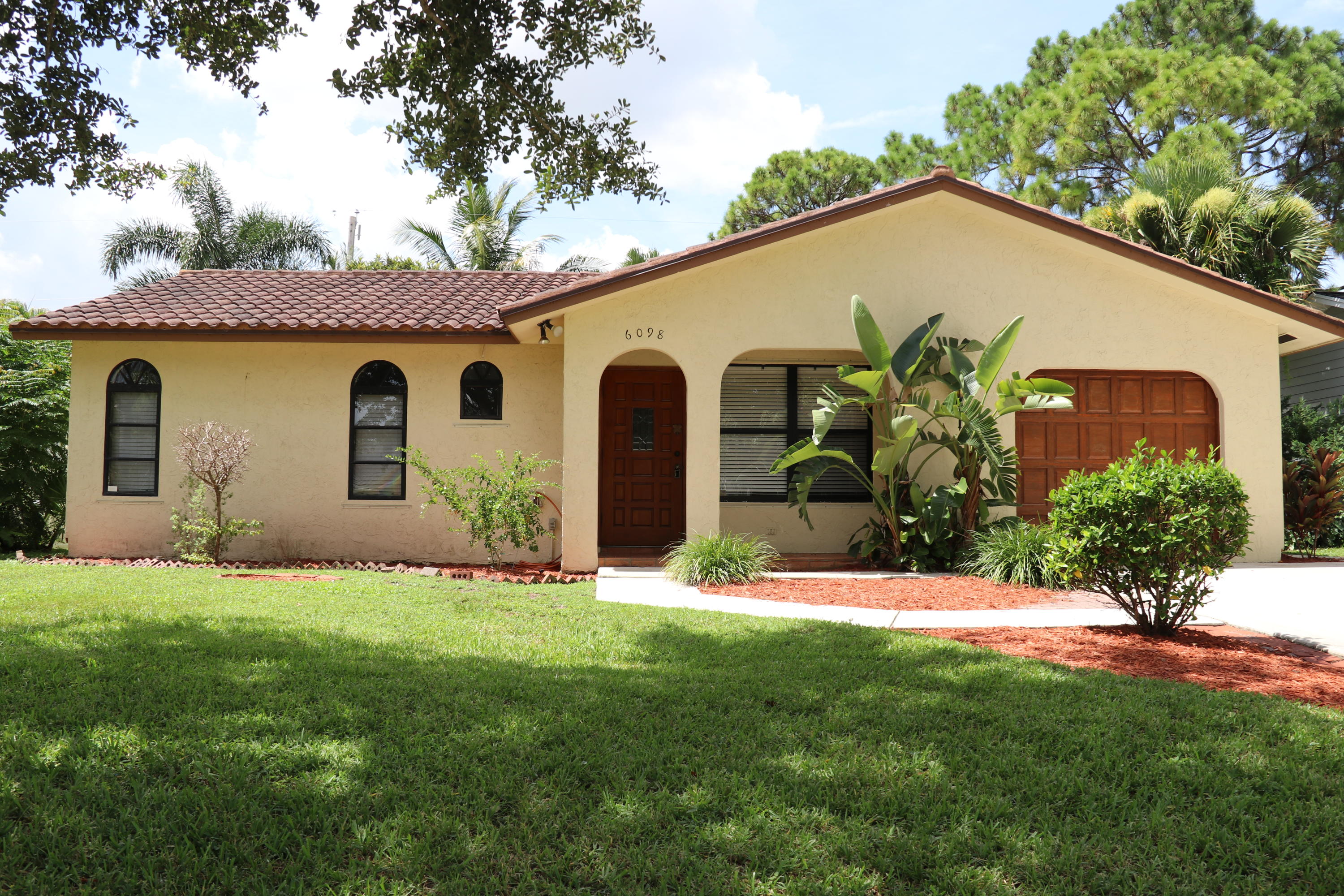 a view of a house with a yard