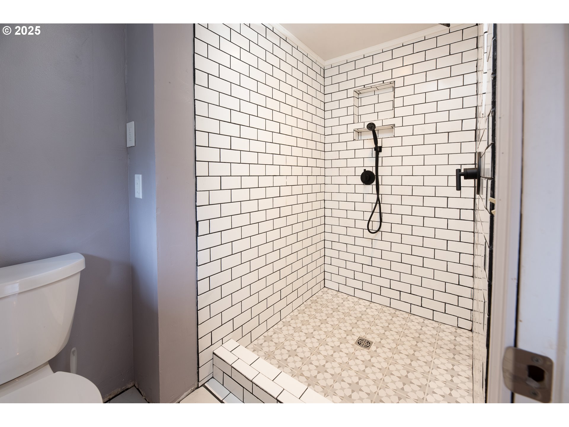 293 Brae Burn Drive Eugene, OR 97405 - Photo 19 of 35 a bathroom with a shower