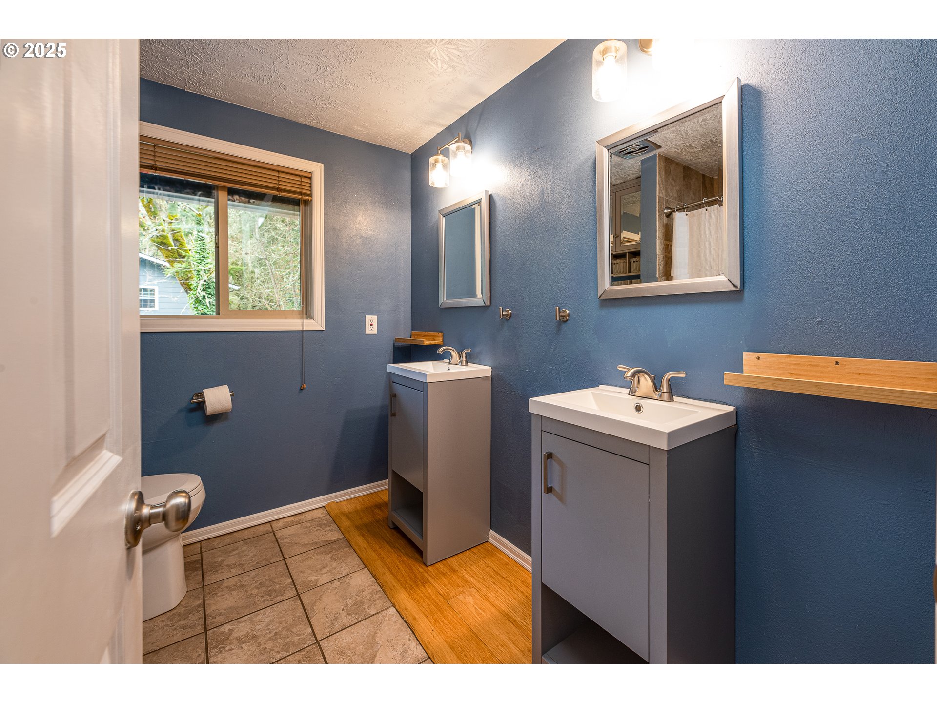 293 Brae Burn Drive Eugene, OR 97405 - Photo 22 of 35 a bathroom with a sink and mirror