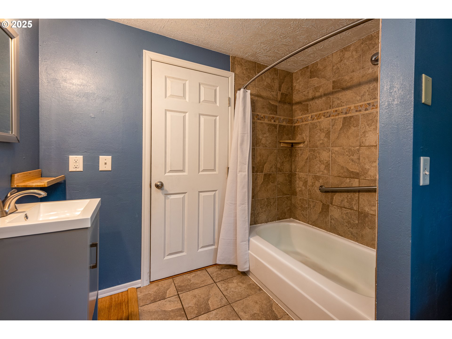 293 Brae Burn Drive Eugene, OR 97405 - Photo 23 of 35 a bathroom with a bathtub and a shower