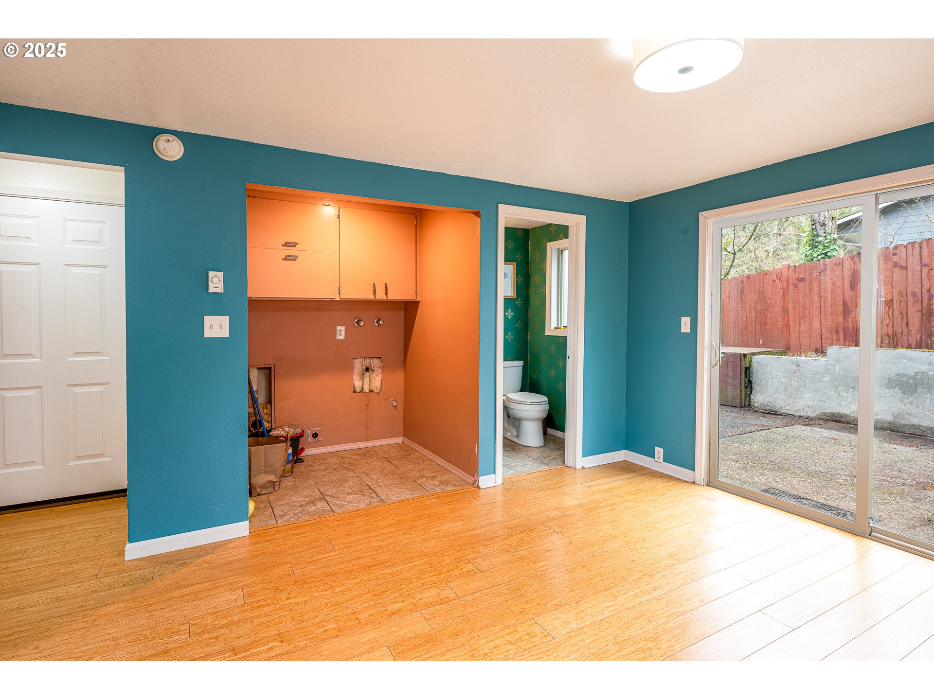 293 Brae Burn Drive Eugene, OR 97405 - Photo 28 of 35 a view of an empty room with closet and a window