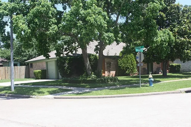 a view of a out door of the house and trees