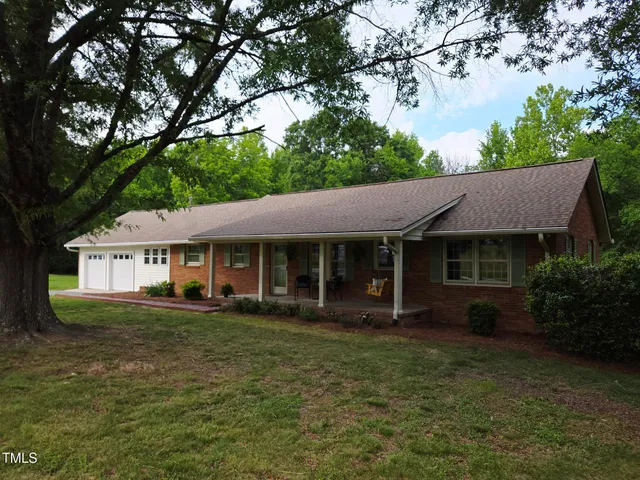 a view of a house with backyard and garden