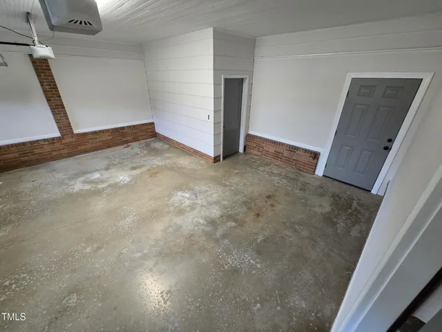 a view of a back yard