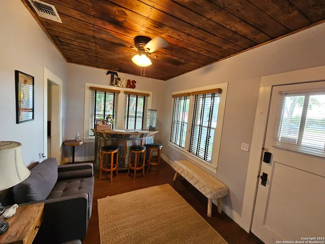 $1,425 | 106 West Specht Road, San Antonio, TX 78260