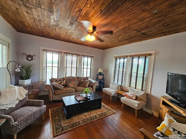 $1,425 | 106 West Specht Road, San Antonio, TX 78260