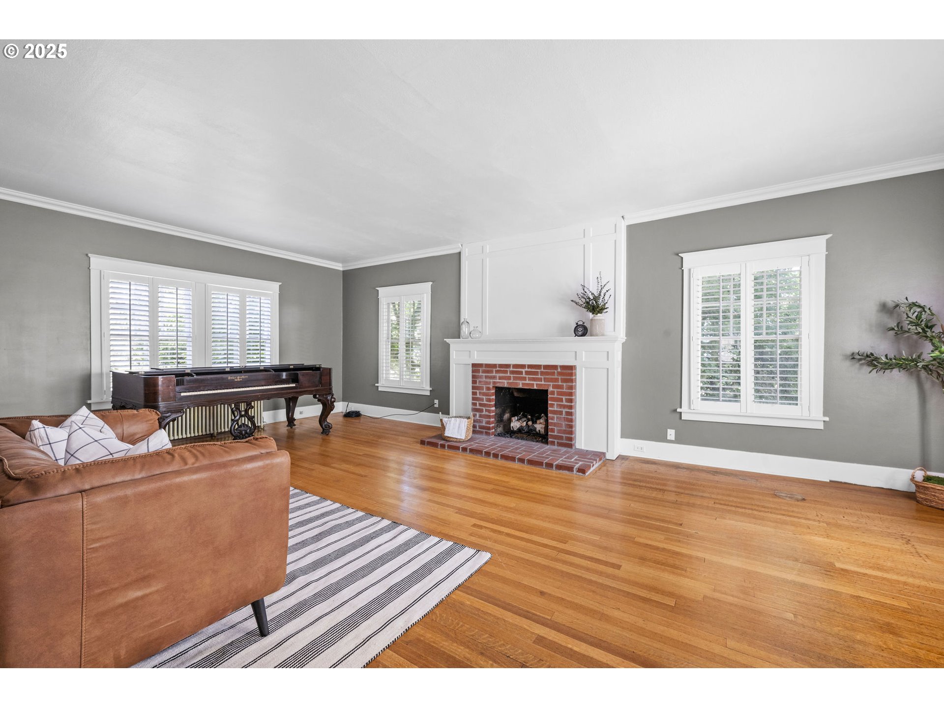 677 17th Street Astoria, OR 97103 - Photo 11 of 35 Living Room